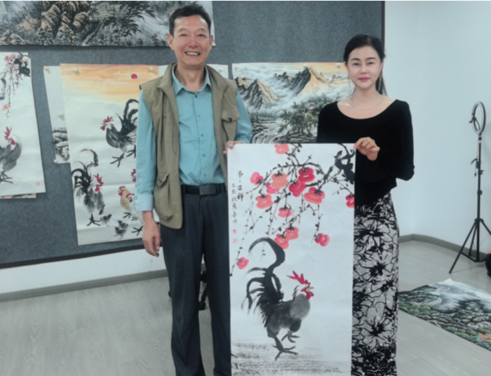 著名青年歌手奔月老师拜访知名画家王恩善院长