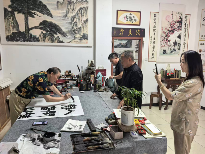 著名书法篆刻家侯鸿钧先生受邀吴传平书画创作室挥毫泼墨