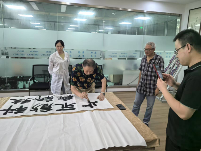 著名书画篆刻家侯鸿钧先生受邀赴合肥六菱汽车电子创作交流