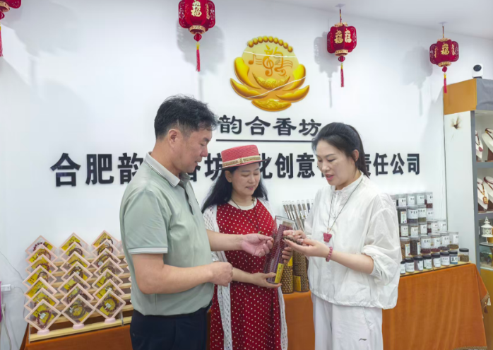 中医药赋能文创 本草香韵焕新生——安徽报道网走访合肥合韵香坊有限公司