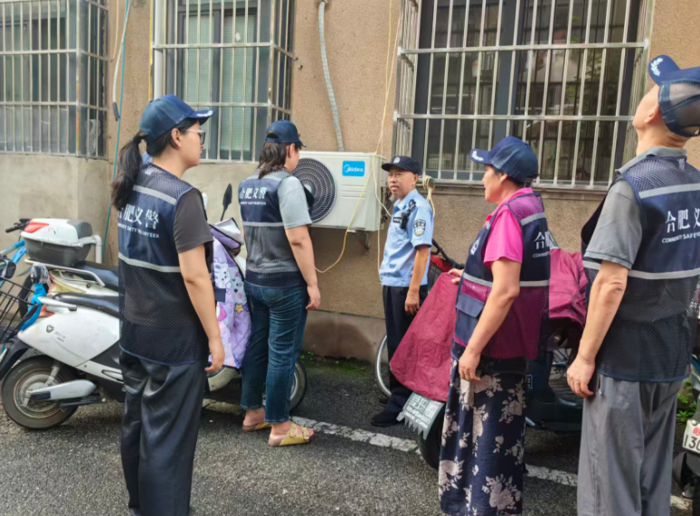 高温夏日除隐患，严防飞线保平安——芜湖路派出所联合银河社居委开展老旧小区飞线充电专项检查