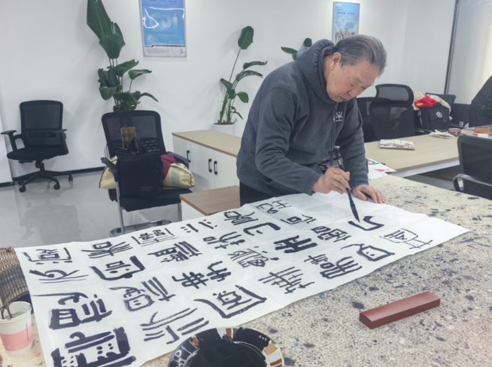 著名书法家侯鸿钧受邀中江国际集团迎新春笔会，创作精彩书法作品