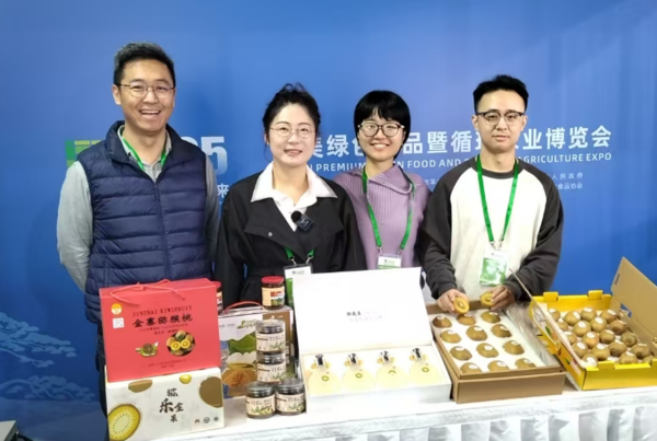 脚下有路 果香有途一一红土地上留下不走的驻村工作队