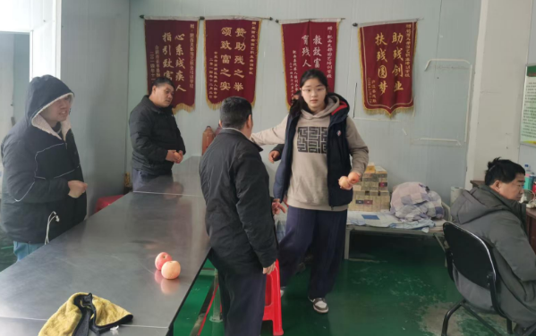 3·5学雷锋送温暖：山中学子王玥涵慰问残障人士 爱心苹果暖人心