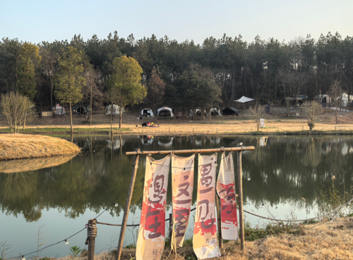 安徽报道网媒体携企业家走访肥西西乡禾园露营地，现场签约团建拓展业务