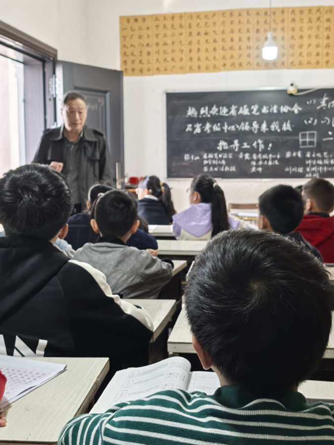 安徽省书画测评中心走进宿松县山水书法学校，助力学生写好方方正正中国字
