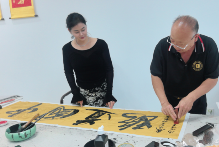 著名青年歌手奔月老师拜访冯传信院长