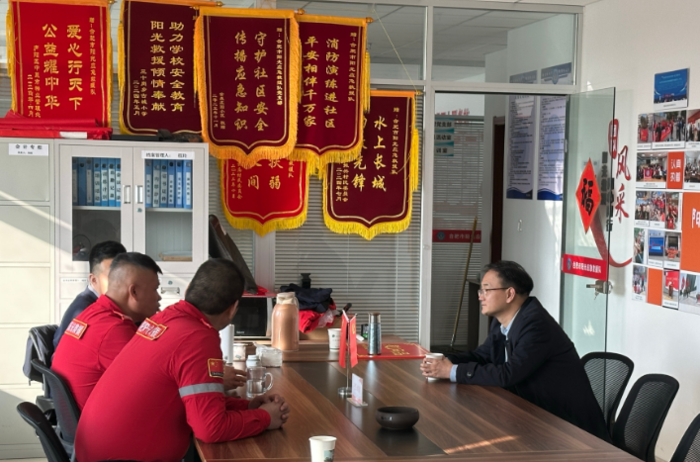 庐阳区应急管理局局长尹璐走访合肥市阳光应急救援队，年前慰问一线队员