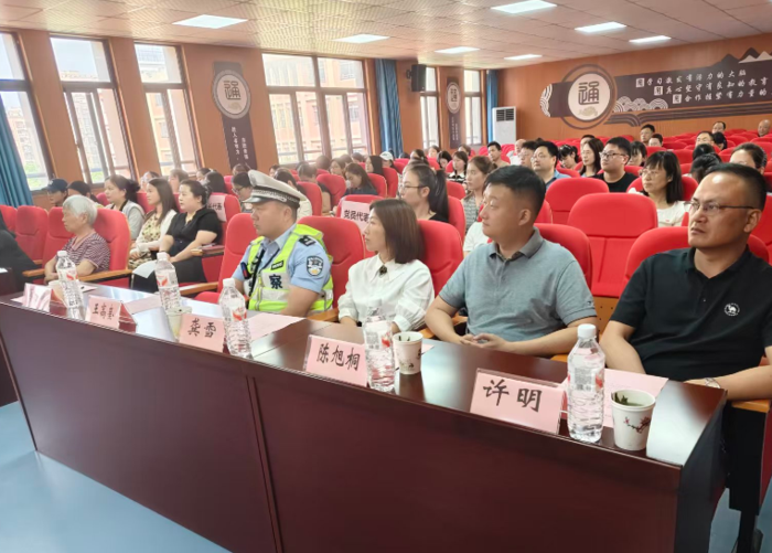 家校社同心  护少年成长——合肥大通路小学新海分校“浪花平安驿站”暨“家校社教育联合体”揭牌
