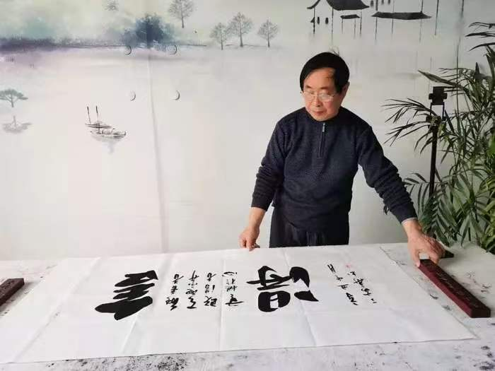 酷暑传墨香，公益润童心｜ 丁前华老师走进新海家园社区讲授书法公益课