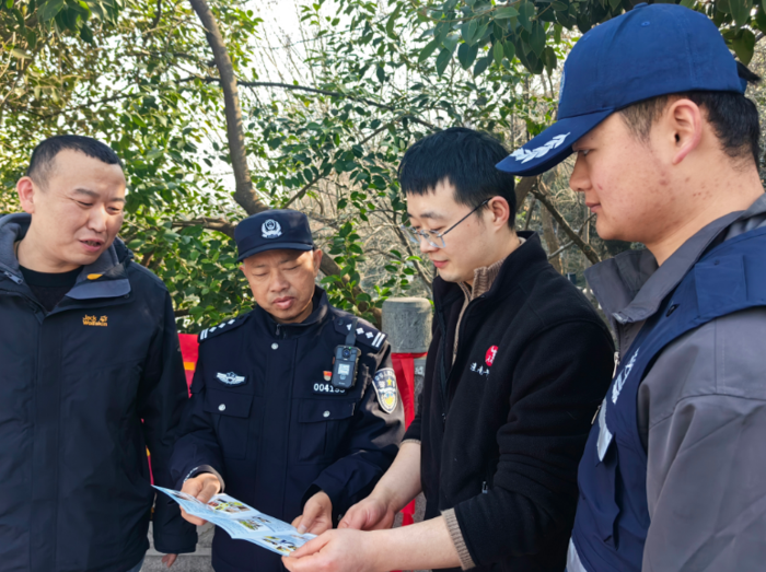警社联动筑防线 文明过节护平安——芜湖路派出所联合银河社区深化禁燃禁放宣传工作