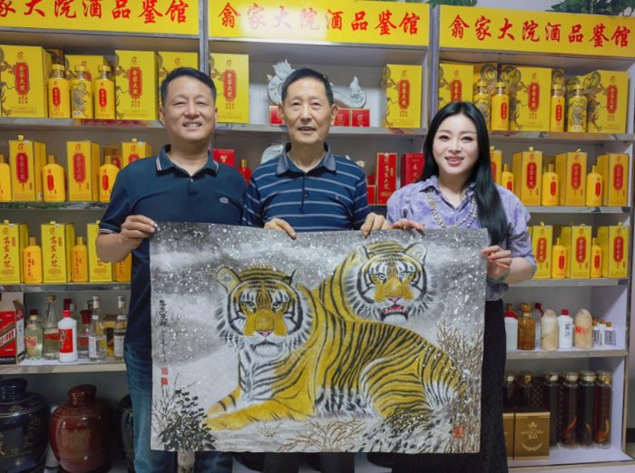 著名书画家董方和新华传播网媒体走进翕家大院品鉴馆