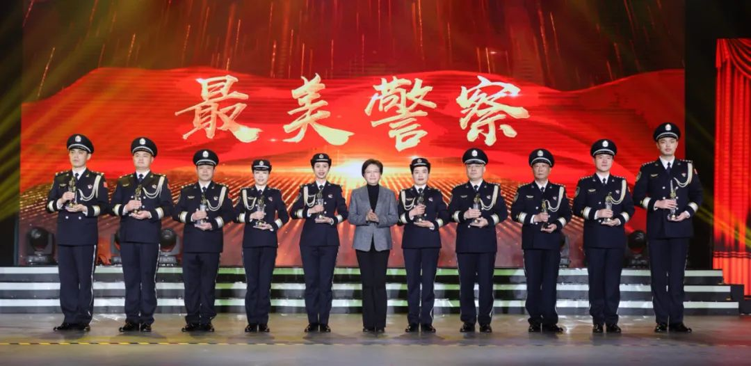 南京举行公安“四美”先进事迹报告活动