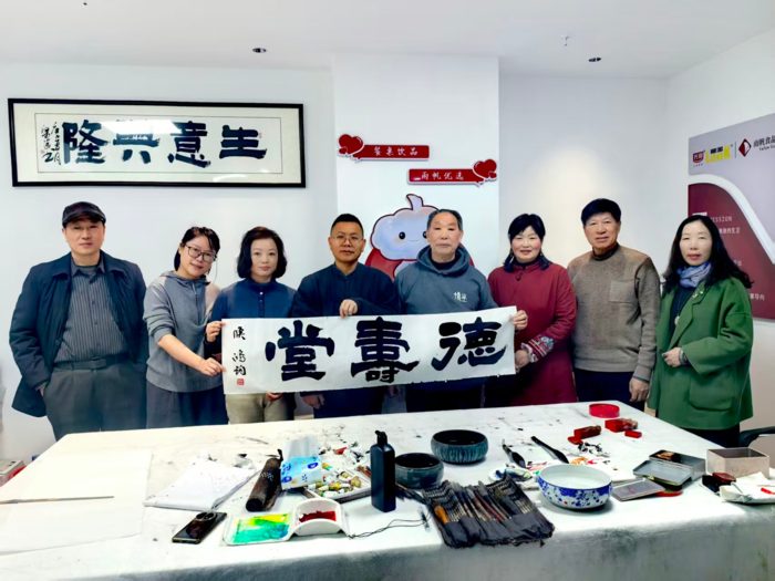著名书法家侯鸿钧受邀安徽噜渴供应链管理公司创作书法，共赴艺术盛宴