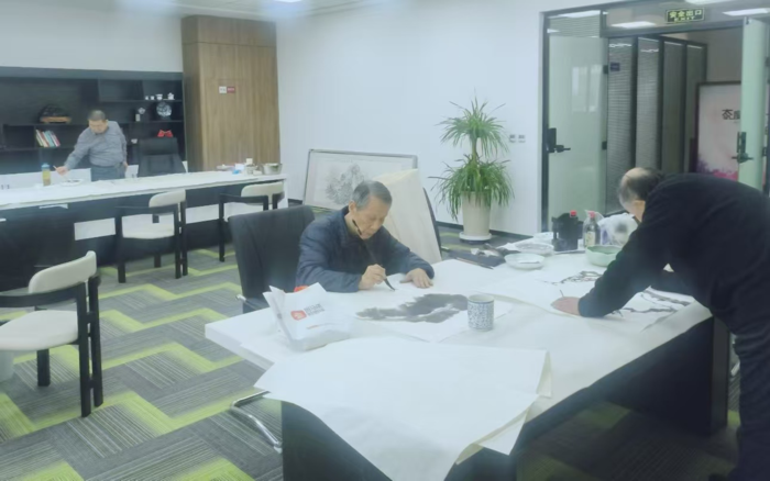 翰墨润企｜著名书法家侯鸿钧一行走进安徽玳元建筑送文化进企业