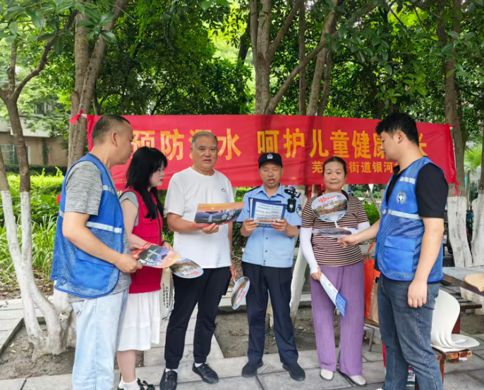 警社联动防溺水 筑牢银河安全防线——芜湖路派出所联合银河社区开展防溺水宣传活动