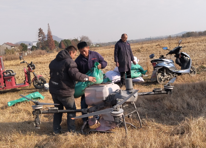 肥东：归雁“新农人”返乡种粮食 无人机省工省费促增收