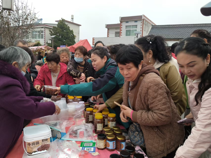 肥东桥头集镇：老年大学赴“黄张”赶集   村民在家门口实现增收